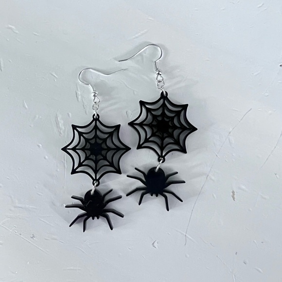 Handmade acrylic dangle spider and web spooky halloween statement earrings - Picture 1 of 3